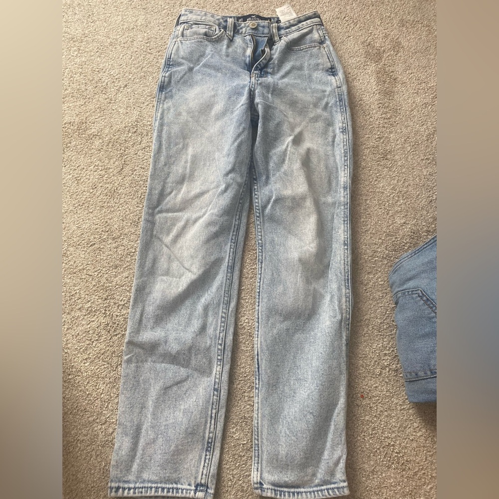 Hollister Light wash high-waisted mom jeans #momjeans